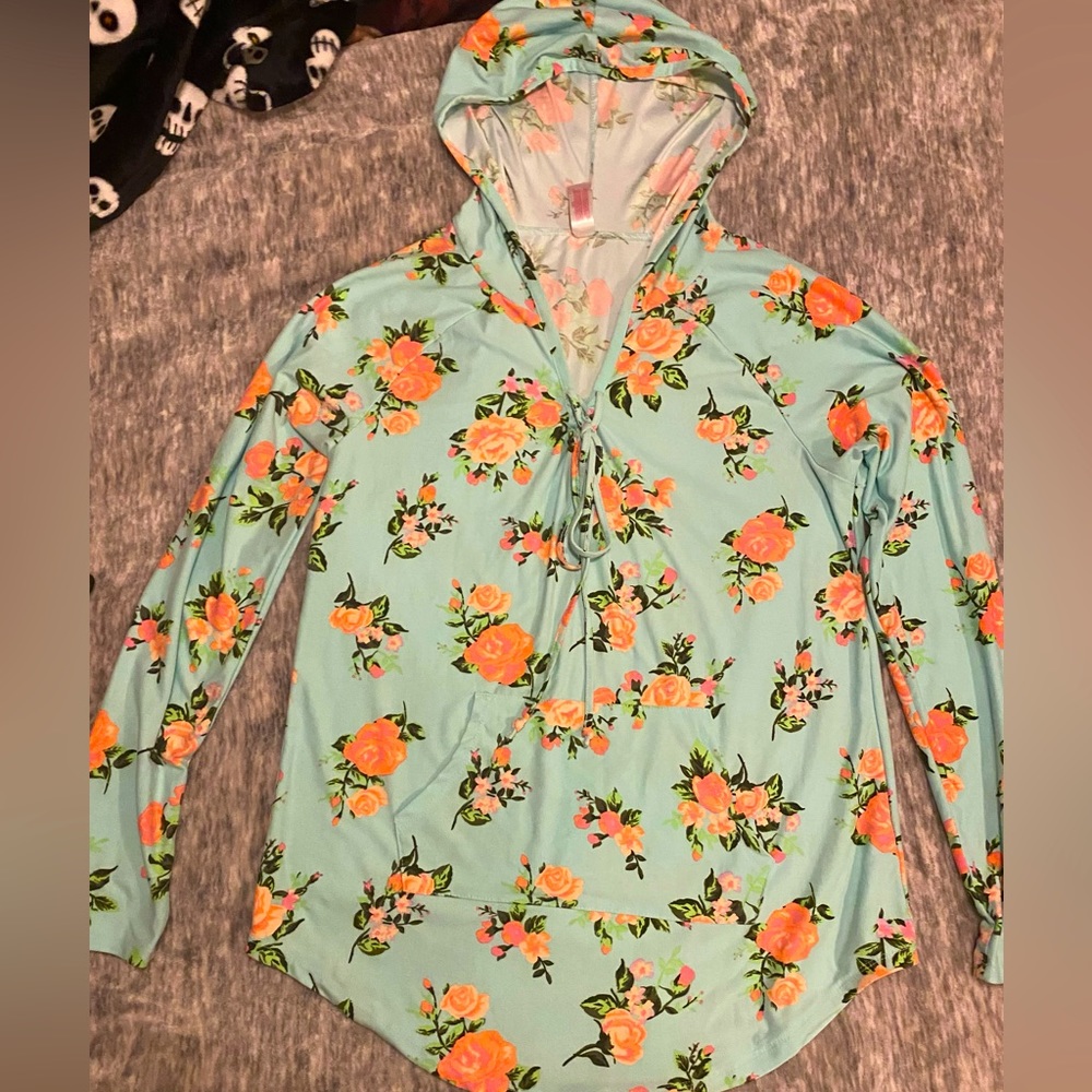 Women’s hooded long sleeve top